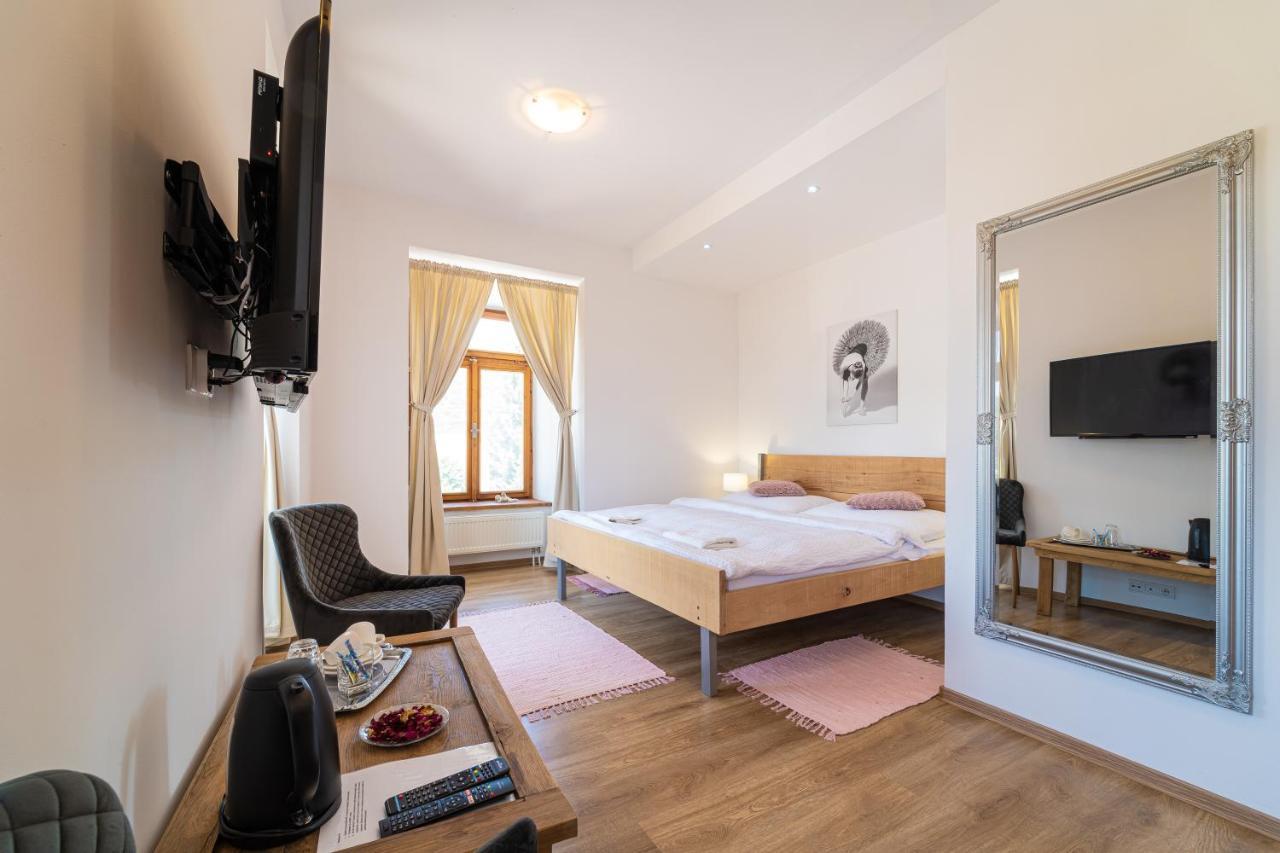 Bed & Breakfast Hugo Plesivec ภายนอก รูปภาพ