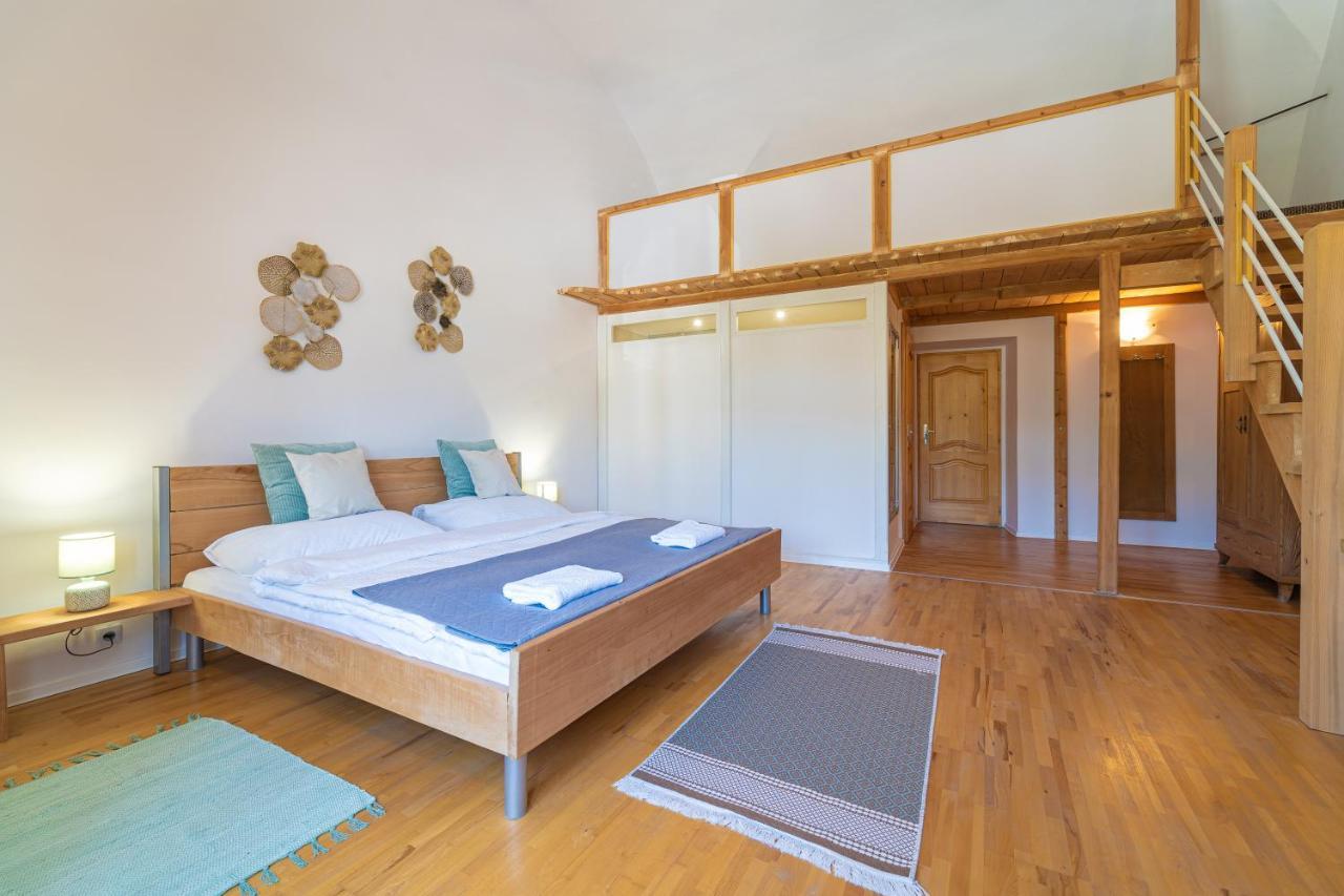 Bed & Breakfast Hugo Plesivec ภายนอก รูปภาพ