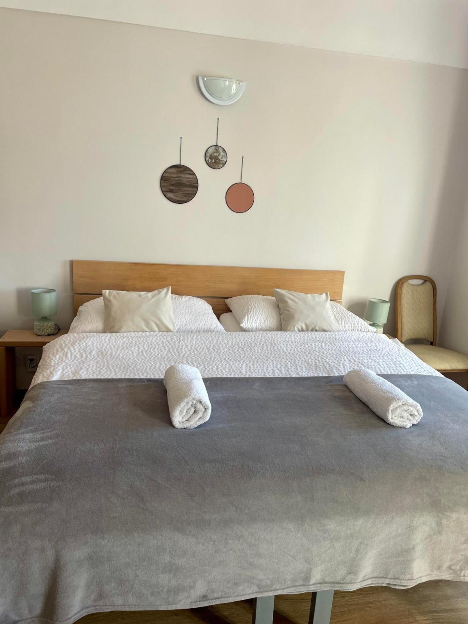 Bed & Breakfast Hugo Plesivec ภายนอก รูปภาพ